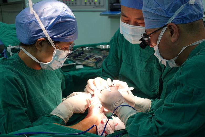 男子患百萬分之一怪病...超驚悚「一隻腳長九根腳趾頭」鞋子也穿不下...網嚇歪:好可怕!