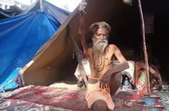 印度真正苦行僧...貫徹意志「右手臂高舉46年」時至今日變成這樣...網傻眼：值得嗎？