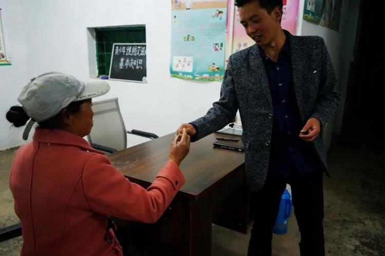 年輕男醫師愛上娶彝族姑娘！甘願跋涉到「2800公尺山村」行醫：彝族女484很優質？