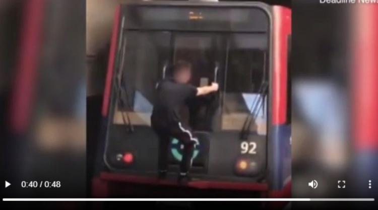 英國16歲玩命少年!「單手抓住列車尾」危險動作慘遭拍下...網怒:真是違法行為!