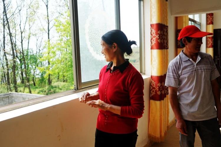 年輕男醫師愛上娶彝族姑娘！甘願跋涉到「2800公尺山村」行醫：彝族女484很優質？