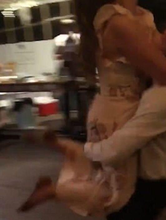 婚禮上飛撲求浪漫... 使出「最強體位」害老公腦震盪收場! 網笑翻:真是太有趣了!