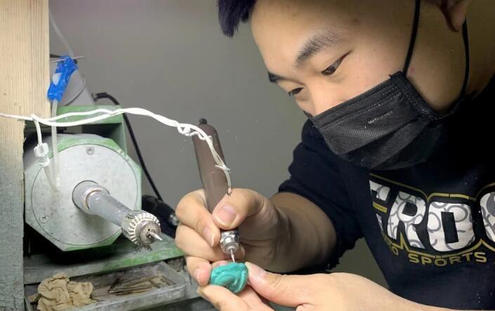 點石成金不是天方夜譚！小胖哥「苦練6年手藝」一顆小石頭可以賣7萬…秘密原來在這！