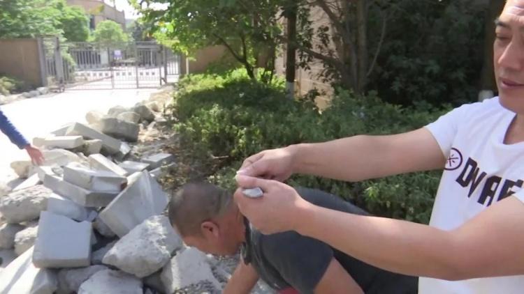 強國人真的超狂！無錫市居民「輕鬆徒手捏碎石頭」畫面超震驚…網全驚呆：在拍電影嗎？