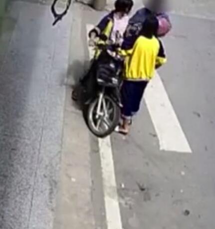 這老人演技根本金馬獎等級!中國大媽「製造假車禍」技術一流…影片曝光:笑到噴飯!