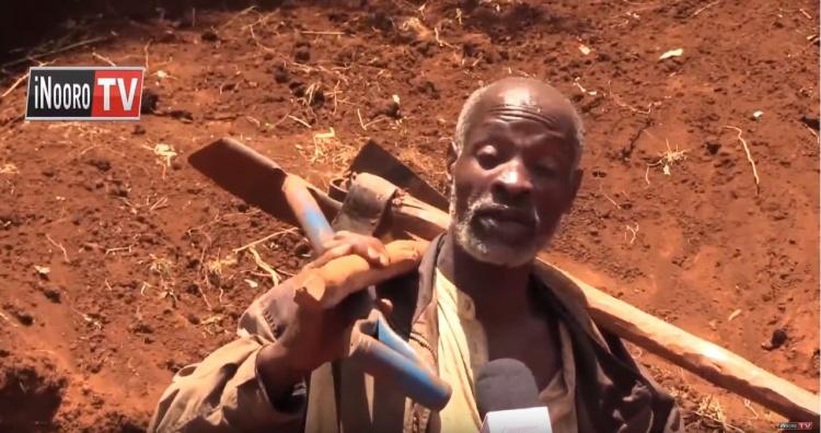 肯雅45歲最狂男子！「用雙手挖出一條公路」完整呈現出來...讓全場甘拜下風：厲害！