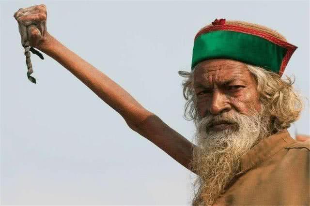 印度真正苦行僧...貫徹意志「右手臂高舉46年」時至今日變成這樣...網傻眼：值得嗎？