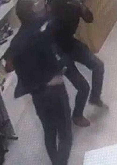 臭腳丫的味道天理不容？按摩師嘲笑客人「腳臭到像死老鼠味」劇情急轉直下：下場慘爆！