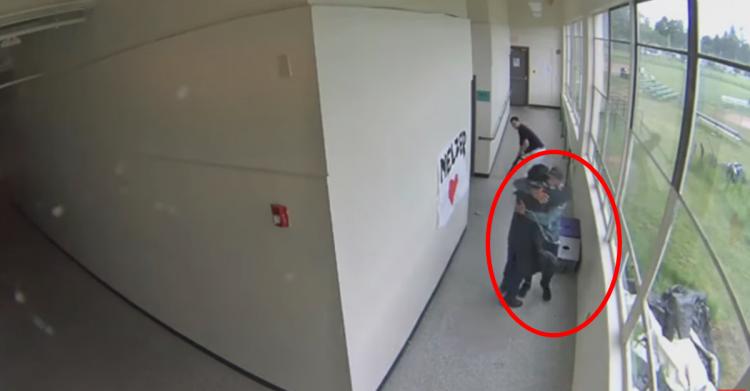 看哭了！19歲少年在學校想飲彈自殺 危急時刻老師竟擁抱住了他...：是真英雄啊(影)