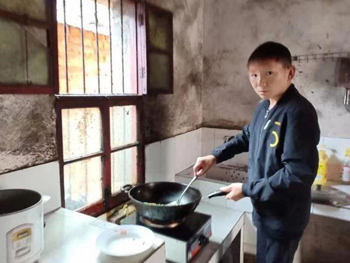 一輩子都是屁孩臉蛋你敢信?六歲時的「悽慘遭遇」…34歲男至今仍童顏:根本不老傳說!