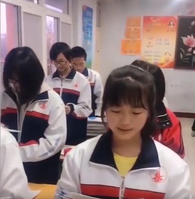 中國小孩的用功超乎你的想像!國中生排隊打飯「還用功苦讀」畫面全被錄下:真D夠狂!