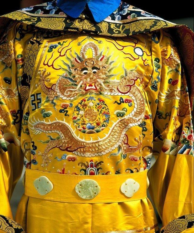 農村大媽拿皇帝龍袍去鑑賞！節目裡「在場眾人全笑她傻」鑑定結果出爐...全場鴉雀無聲！