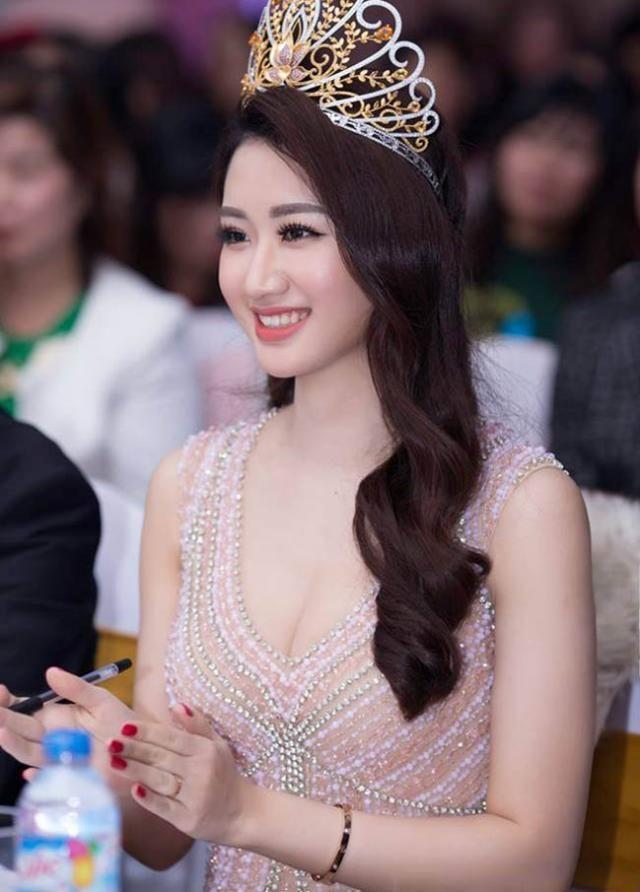 越南「21歲超高顏值選美小姐」嫁大自己19歲的富商...竟引網怒：男方外貌平平根本不配！