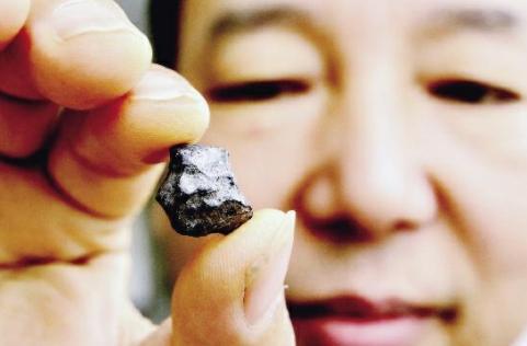 天外降下一顆奇石...把車頂砸了一個洞「拿去鑑定竟然是一顆隕石」車主樂翻!網:幸運!