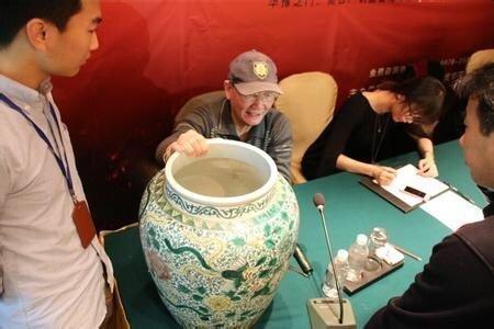 農村大媽拿皇帝龍袍去鑑賞！節目裡「在場眾人全笑她傻」鑑定結果出爐...全場鴉雀無聲！
