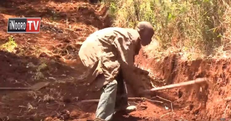 肯雅45歲最狂男子！「用雙手挖出一條公路」完整呈現出來...讓全場甘拜下風：厲害！
