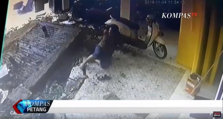 印尼一名工人清整缸化糞池！竟然「先做這個動作」引爆沼氣…炸翻半棟屋甩飛慘死！