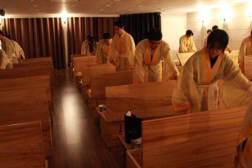 韓國殯儀館新課程！體驗「活人喪禮」目睹一切…再躺棺材反思人生 …讓人毛骨悚然！