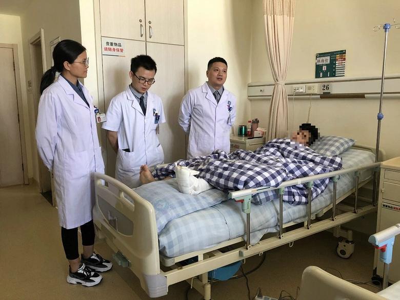 男子患百萬分之一怪病...超驚悚「一隻腳長九根腳趾頭」鞋子也穿不下...網嚇歪:好可怕!