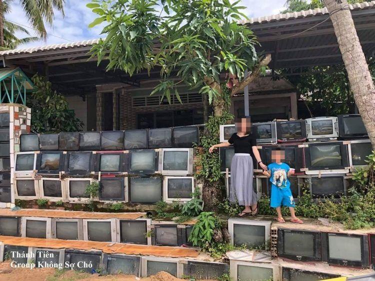 越南偏僻小村...房屋的圍欄竟然全是用「舊電視機製成」…引來專家勸說:有危害的!