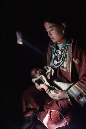 全球唯一...這個國家女生超性福「實施一妻多夫」老公不喜歡就換！網笑：解決魯蛇問題！