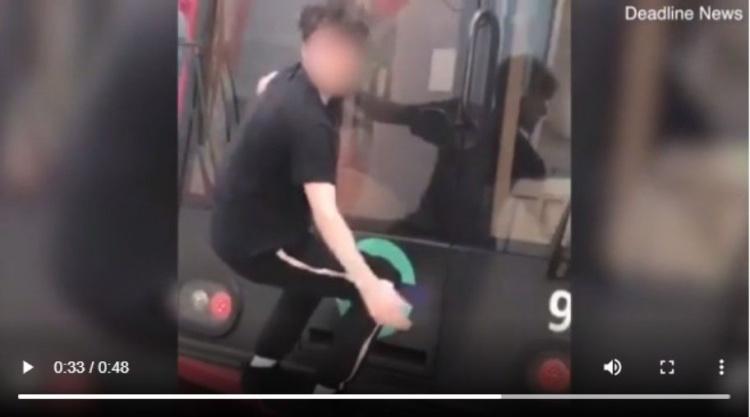 英國16歲玩命少年!「單手抓住列車尾」危險動作慘遭拍下...網怒:真是違法行為!