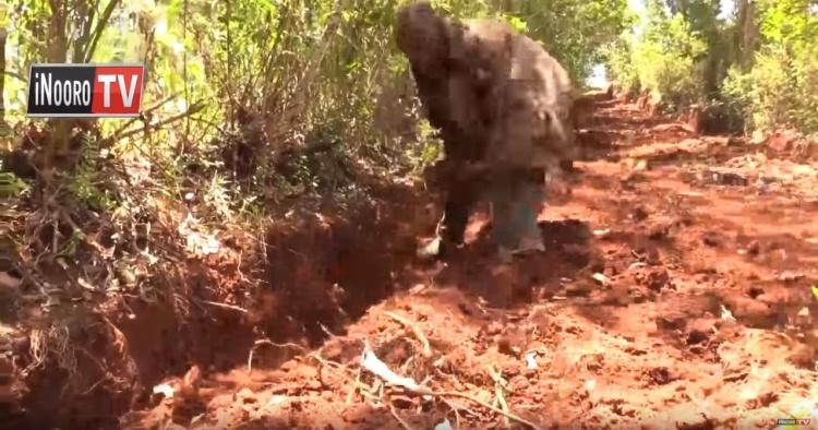 肯雅45歲最狂男子！「用雙手挖出一條公路」完整呈現出來...讓全場甘拜下風：厲害！