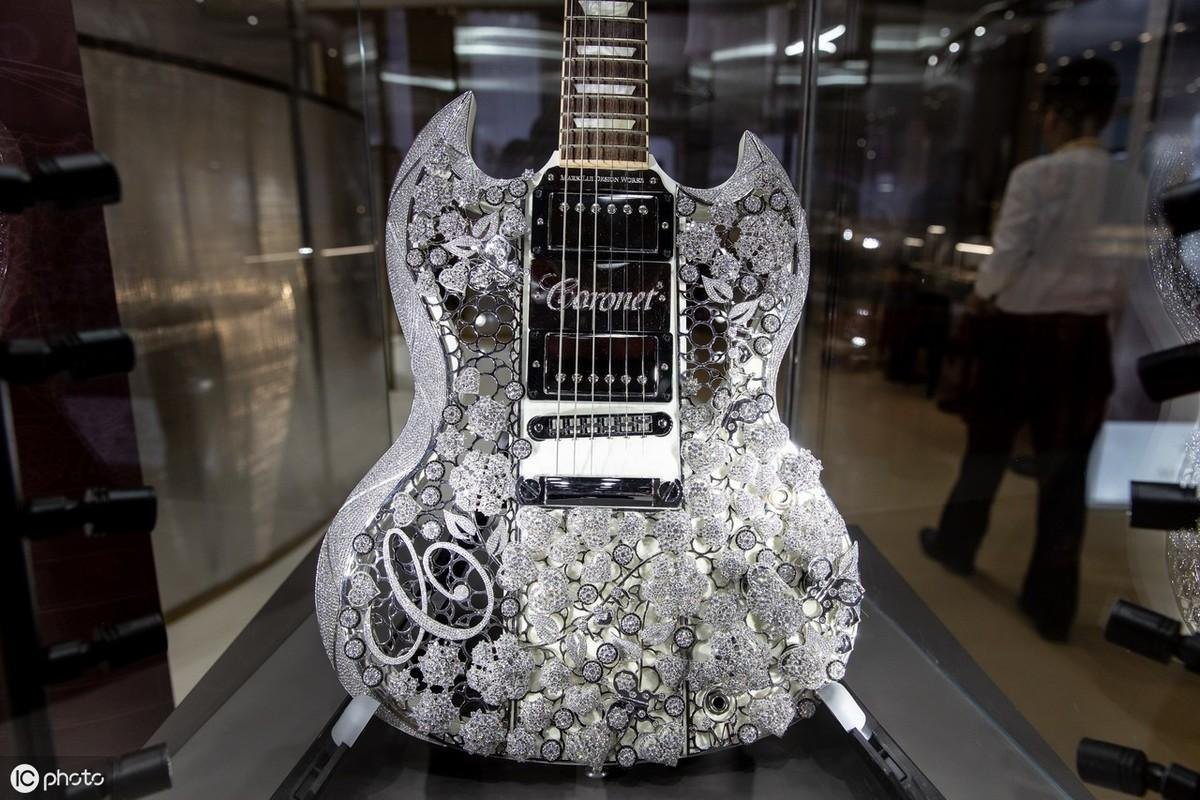 上海博覽會驚見天價吉他!超級奢華「鑲鑽400克拉鑽石」要價5千多萬!貧窮限制了想像...