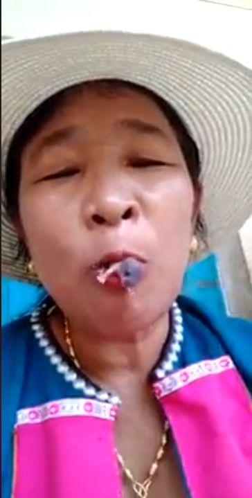 大媽超狂零嘴...活生生的小老鼠「一口接一口」尾巴都還在動...網暴動：噁到爆！（影慎入