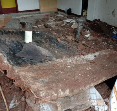 印尼一名工人清整缸化糞池！竟然「先做這個動作」引爆沼氣…炸翻半棟屋甩飛慘死！