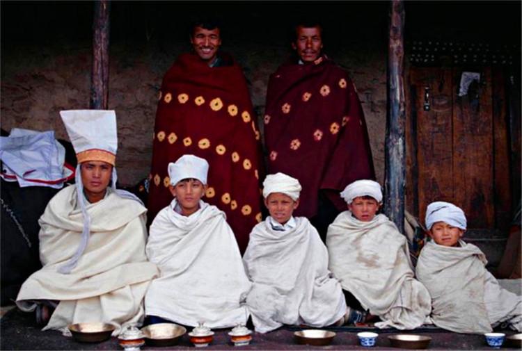 全球唯一...這個國家女生超性福「實施一妻多夫」老公不喜歡就換！網笑：解決魯蛇問題！