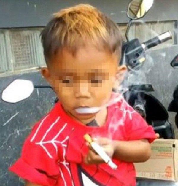 印度尼西亞2歲男童每天竟抽「40支香煙」...起因:父母沒有阻止!還讓他沉淪下去
