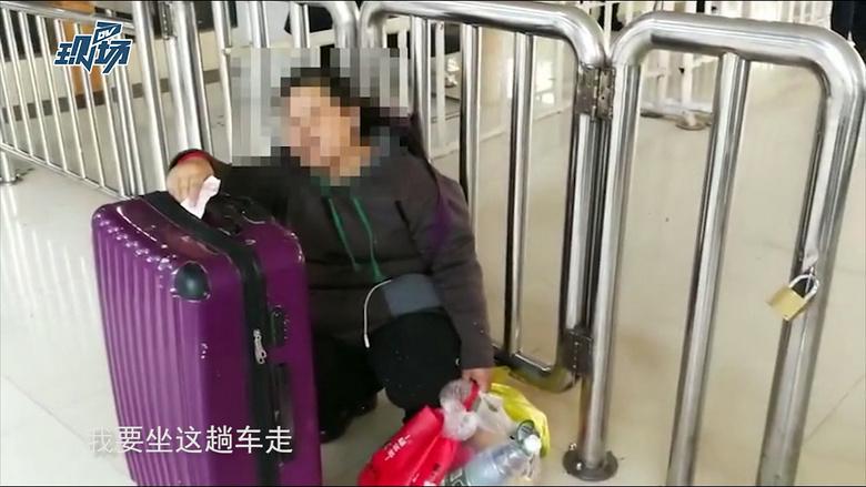 高鐵不能帶酒遭攔阻!大媽捨不得白酒「當場整瓶乾掉」灌完後立即倒地...網:大媽94狂