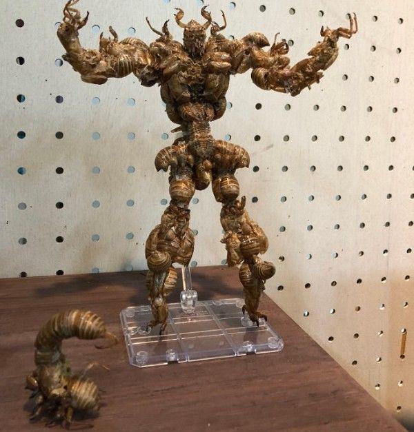 日本天才高中生...竟用「夏蟬的殼」製作出超精緻機械人物模型...簡直是專家級的手工！