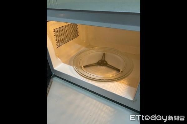 超商買微波食品 送上餐桌雞蛋突爆炸…他遭蛋黃噴眼「瞬間失明」