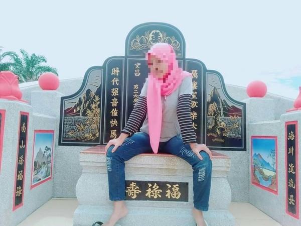 外國妹「豪邁開腿坐墳墓」!她開心換頭貼...網怒:當台灣人都塑膠?