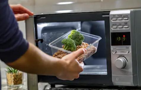 超商買微波食品 送上餐桌雞蛋突爆炸…他遭蛋黃噴眼「瞬間失明」