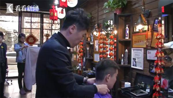 理髮店發693萬年終! 員工父母也有288萬「孝心獎」...網:還有招人嗎