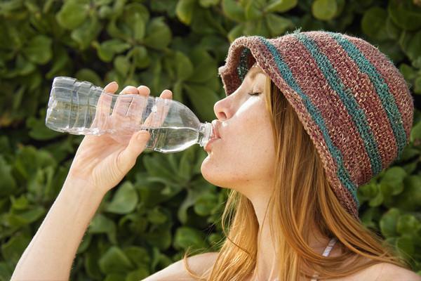 人體塑膠微粒是「喝下去的」！專家曝「83%自來水」受汙染...瓶裝水更慘