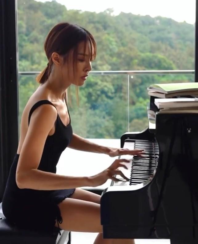 鋼琴女神素顏床照曝光 邪惡視角滑出2粒豪乳