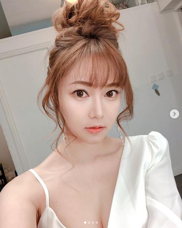 最美設計師原來這麼辣!透視裙乍出逆天S曲線