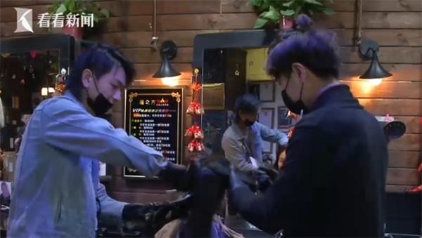 理髮店發693萬年終! 員工父母也有288萬「孝心獎」...網:還有招人嗎