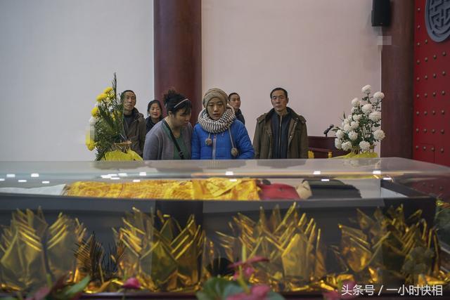 直擊：7歲男孩患癌症生命中的最後45天母親站在棺材旁呆呆看著躺在裡麵的兒子，她不斷說兒子在裡麵動了