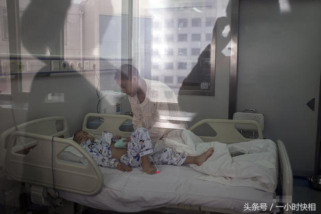 直擊：7歲男孩患癌症生命中的最後45天母親站在棺材旁呆呆看著躺在裡麵的兒子，她不斷說兒子在裡麵動了