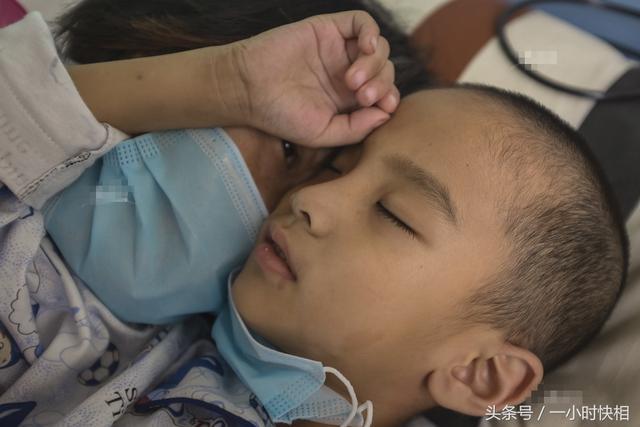 直擊：7歲男孩患癌症生命中的最後45天母親站在棺材旁呆呆看著躺在裡麵的兒子，她不斷說兒子在裡麵動了