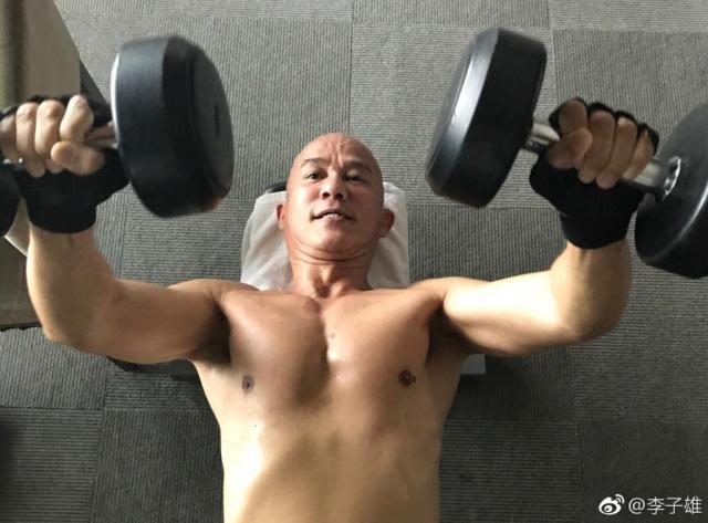 李子雄近照曝光,娶了比他小23歲的嫩妻,現58歲仍舊狂操肌肉