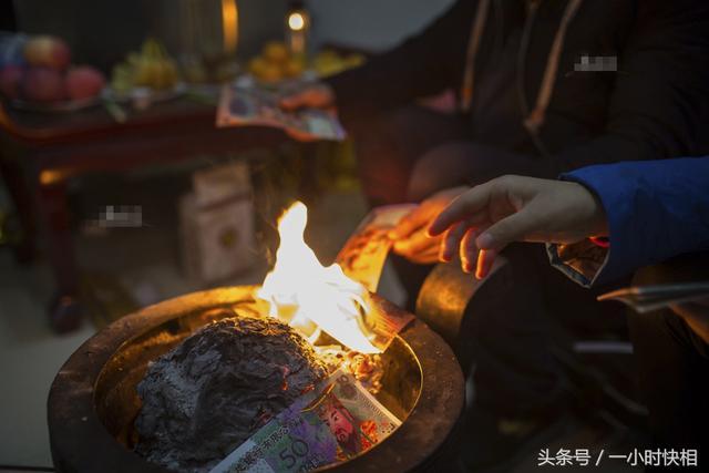 直擊：7歲男孩患癌症生命中的最後45天母親站在棺材旁呆呆看著躺在裡麵的兒子，她不斷說兒子在裡麵動了