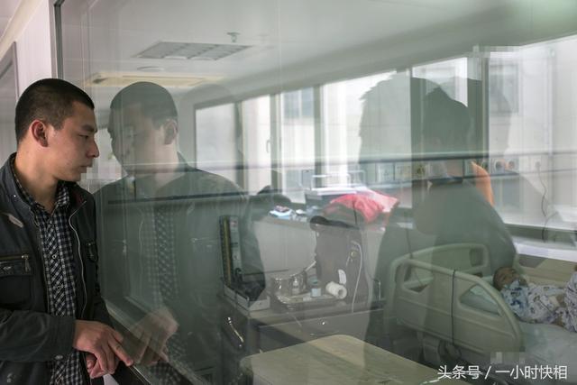 直擊：7歲男孩患癌症生命中的最後45天母親站在棺材旁呆呆看著躺在裡麵的兒子，她不斷說兒子在裡麵動了