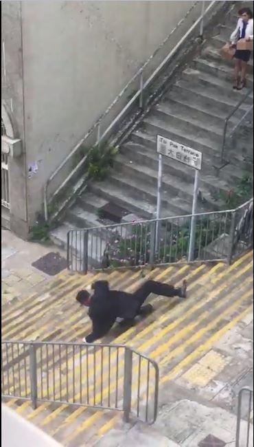 《夸世代》鄭子誠被田蕊妮推下樓梯，網民大讚TVB夠專業！