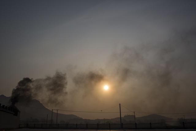 直擊：7歲男孩患癌症生命中的最後45天母親站在棺材旁呆呆看著躺在裡麵的兒子，她不斷說兒子在裡麵動了